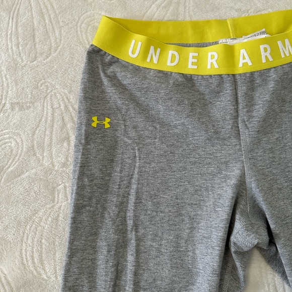 Under Armour Capri Style Grey Workout Leggings With Yellow Wasteband Large - Picture 4 of 8